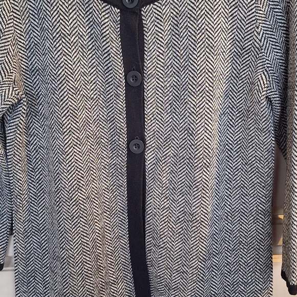Nouveaux Women's Sweater SzM Knit Gray/Blk Contrast 3Button Closure Nice Look - Picture 6 of 7